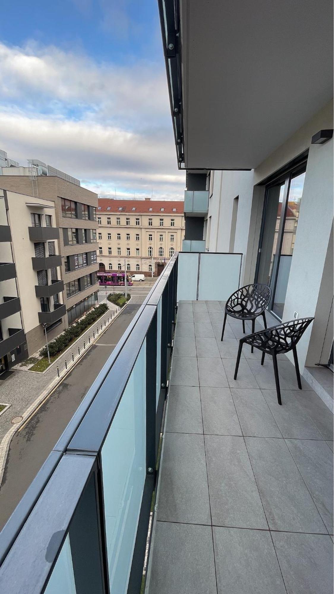 Modern Stylish With Private Garage Apartment