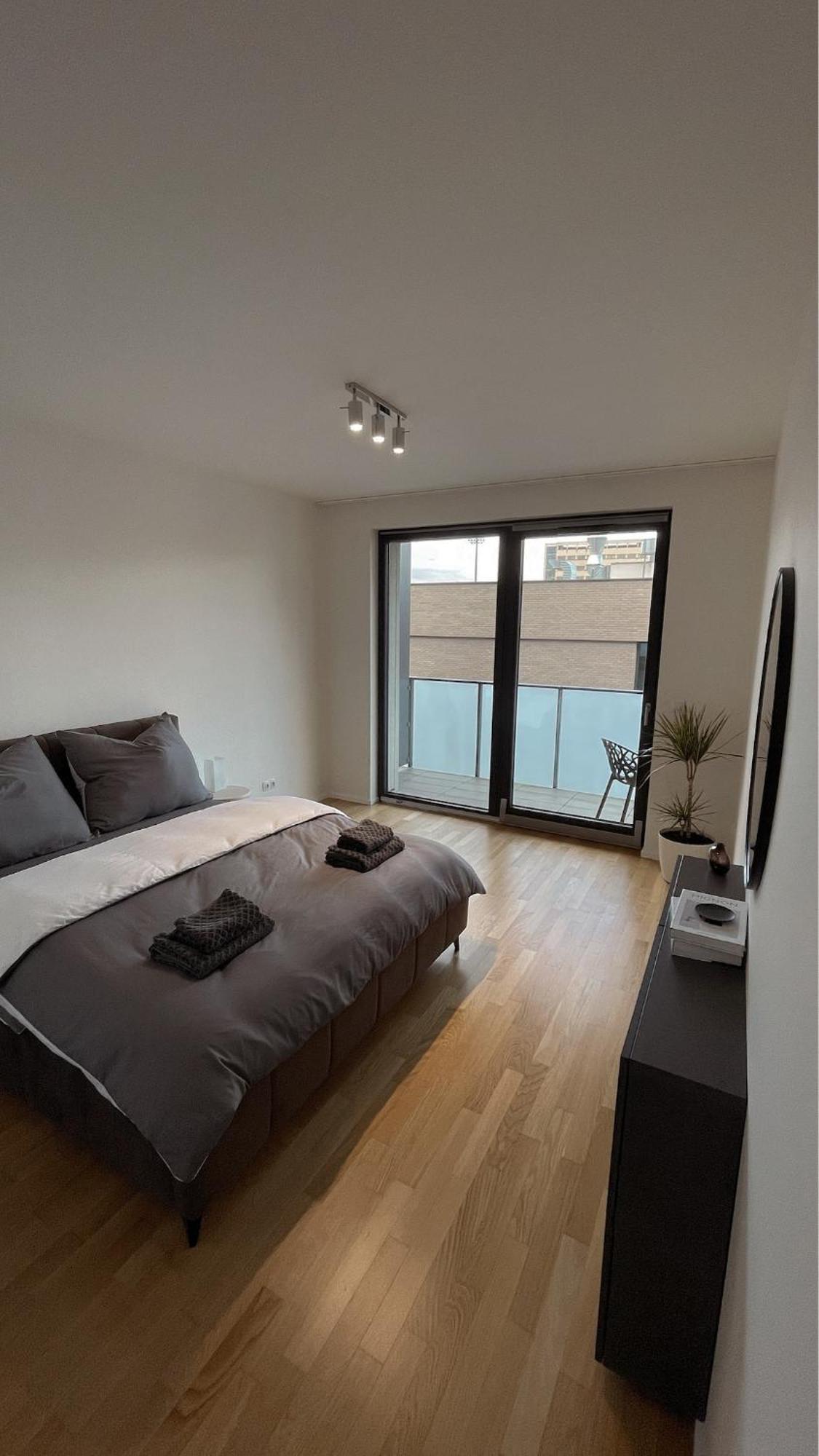 Apartment Modern Stylish With Private Garage *