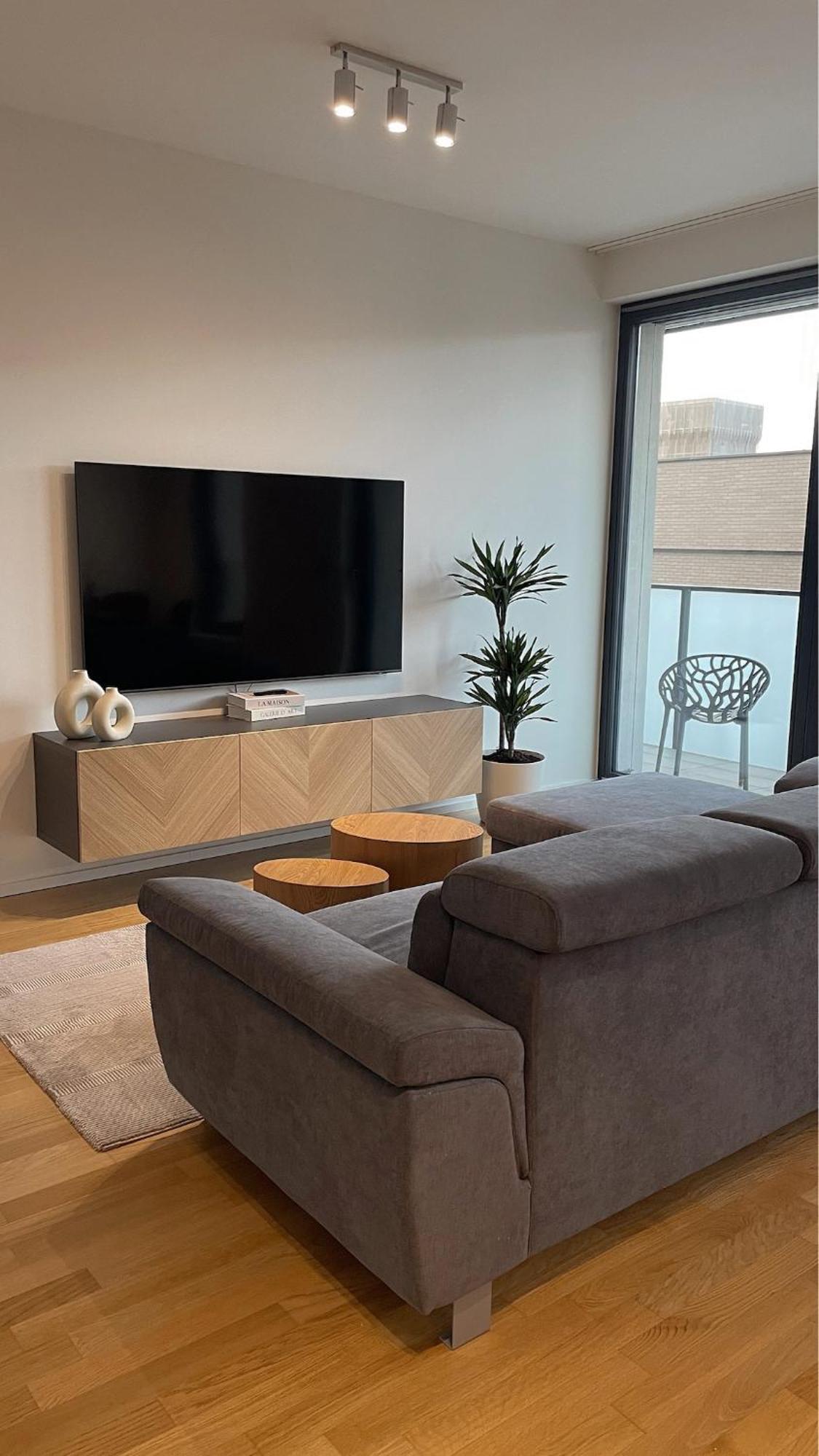 Modern Stylish With Private Garage Apartment *