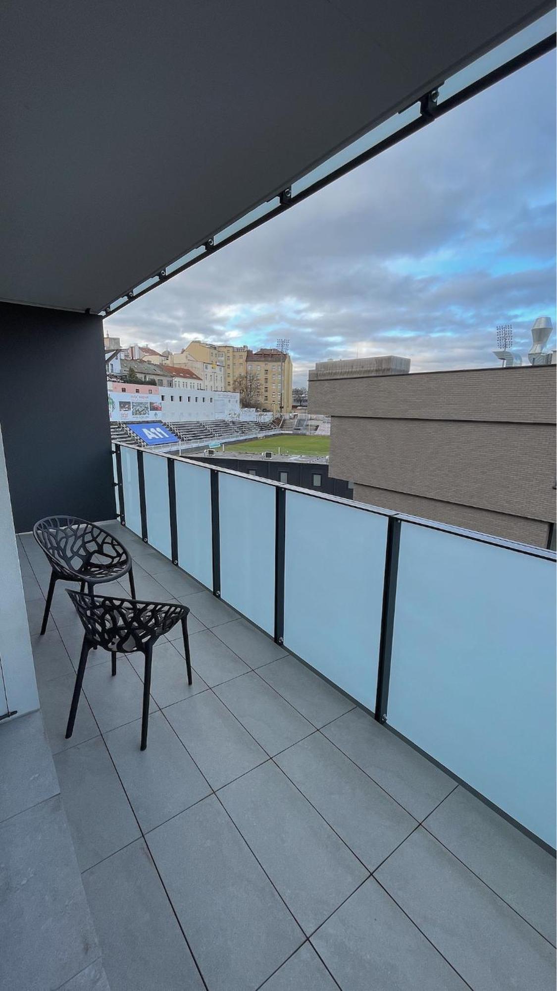 Modern Stylish With Private Garage Apartment *